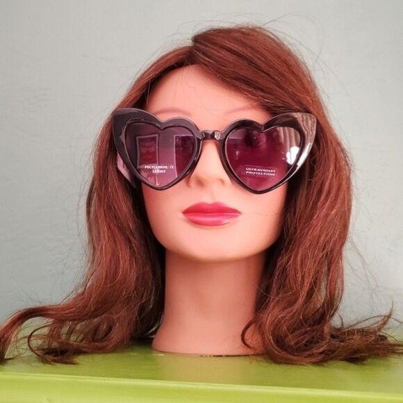 Heart shape black sunglasses - Picture 2 of 4